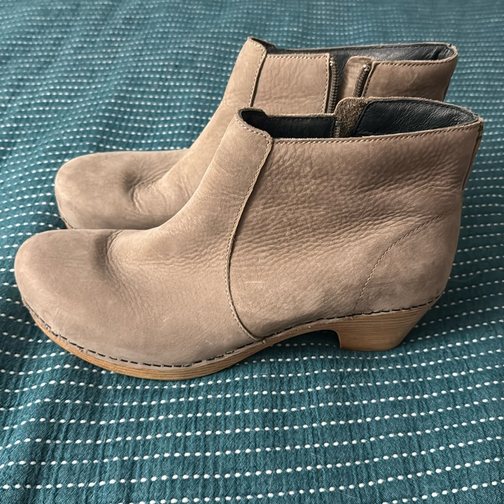 Dansko women’s bootie - size 10